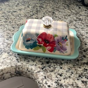 Barely used Pioneer Woman butter dish!